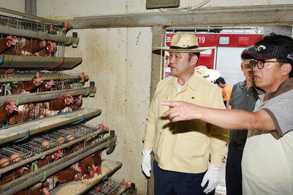 ▲ 최양식 경주시장이 폭염 재난 피해 지역 희망농원에 살수작업을 지원하고 있다.ⓒ경주시 제공