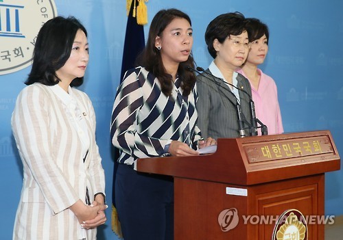 ▲ 새누리당 여성의원 모임인 '새누리20'의 문정림, 이자스민, 황인자, 민현주 의원이 7일 국회 정론관에서 성추문으로 물의를 빚은 심학봉 의원과 관련, 국회와 당차원의 더욱 적극적이고 강력한 조치를 촉구하고 있다.ⓒ연합뉴스