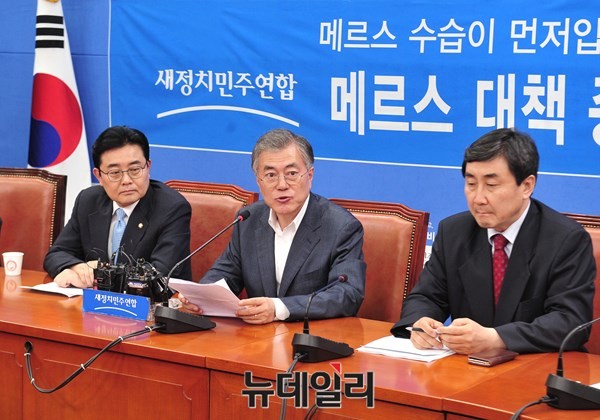 ▲ 7일 최고위원회의에서 새누리당을 향해 권역별 비례대표제 수용을 촉구한 새정치민주연합 문재인 대표(사진 가운데)와 석패율제 채택을 강조하고 나선 전병헌 최고위원(왼쪽, 자료사진). ⓒ뉴데일리 이종현 기자