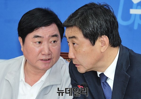 ▲ 평소 오픈프라이머리 도입을 강하게 촉구하고 있는 새정치민주연합 이석현 국회부의장(사진 왼쪽)과 7일 최고위원회의에서 선거제도에 관해 언급하지 않은 이종걸 원내대표(오른쪽, 자료사진). ⓒ뉴데일리 이종현 기자