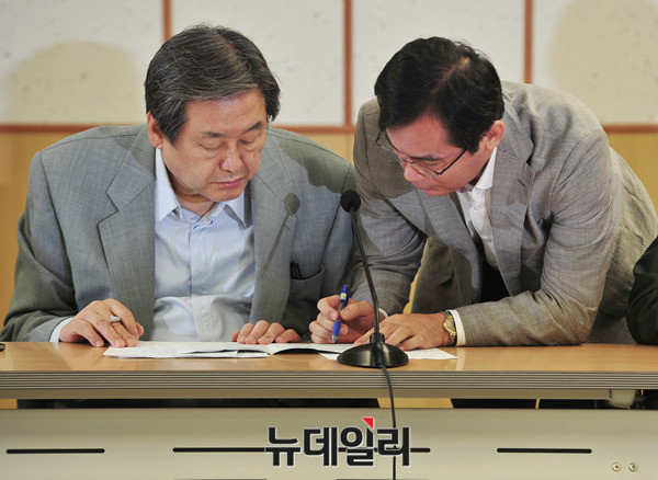 ▲ 7일 최고위원회의에서 새정치민주연합을 향해 국민공천제(오픈프라이머리) 수용을 촉구한 새누리당 김무성 대표(사진 왼쪽)가 김영우 수석대변인으로부터 뭔가를 전달받고 있다. ⓒ뉴데일리 이종현 기자