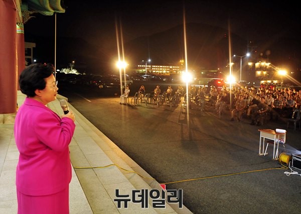 ▲ 한국학중앙연구원 사상 첫 여성 관장인 이배용 한국학 중앙연구원장이 강연을 하는 모습이다. ⓒ해군 군수사령부