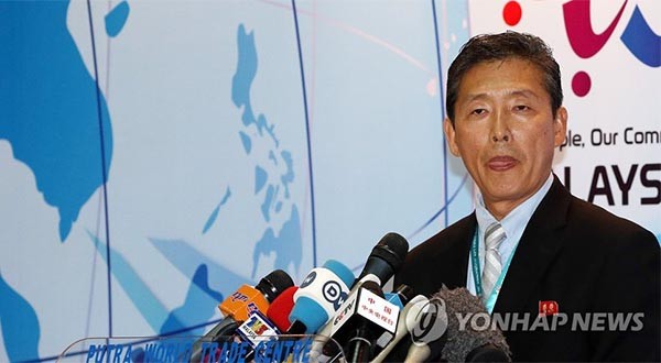 ▲ 지난 6일(현지시간) '아세안지역안보포럼(ARF)이 열리는 말레이시아 쿠알라룸푸르에서 기자회견을 갖는 리동일 前유엔대표부 차석대사. ⓒ연합뉴스. 무단전재 및 재배포 금지.