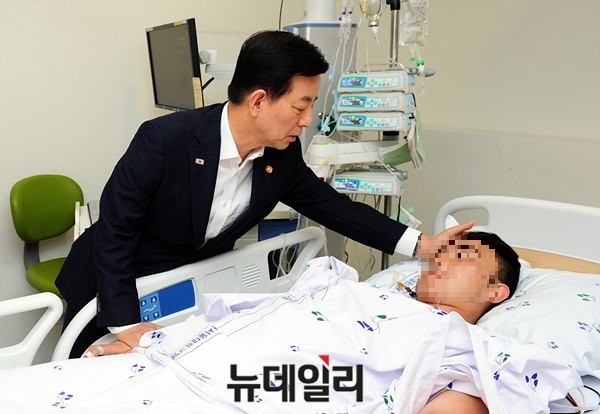 ▲ 한민구 국방부 장관이 7일 DMZ 수색작전 중 폭발물이 터져 부상당한 하모 하사를 위문하고 있다. ⓒ국방부