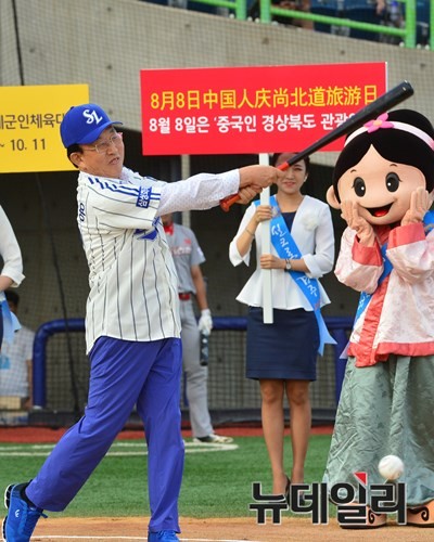 ▲ 김관용 경북도지사가 7일 '중국인 경북도 관광의 날'을 맞아 삼성과 SK 프로야구 경기에 앞서 시타를 하고 있다.ⓒ경북도 제공