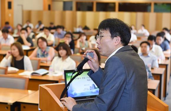 ▲ 박정수 산업연구원 연구위원이 '서비스 분야 한·중 FTA 협정 체결과 중국 서비스시장 진출방안'을 주제로 발표하고 있다. ⓒ무협