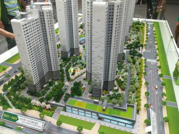 ▲ 현장 분양 관계자들은 