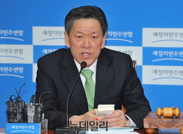 ▲ 새정치민주연합 주승용 최고위원은 문재인 대표가 중앙선관위가 제안한 권역별 비례대표제를 협상 카드로 내놓은 것에 대해, 지역구를 200석으로 줄이는 것은 현실적으로 불가능하다고 단언했다. ⓒ뉴데일리 이종현 기자