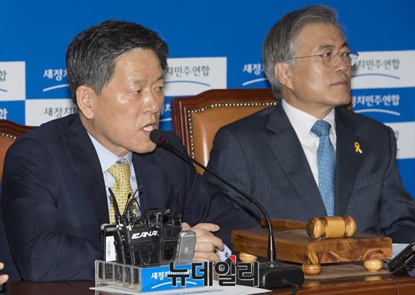 ▲ 지난 5월 8일 새정치민주연합 최고위원회의에서 정청래 최고위원이 공갈 발언을 하자, 직후 주승용 최고위원이 의사진행발언을 신청해 발언하고 있다. 옆자리의 문재인 대표가 곤혹스러운 표정을 짓고 있다. ⓒ뉴데일리 이종현 기자