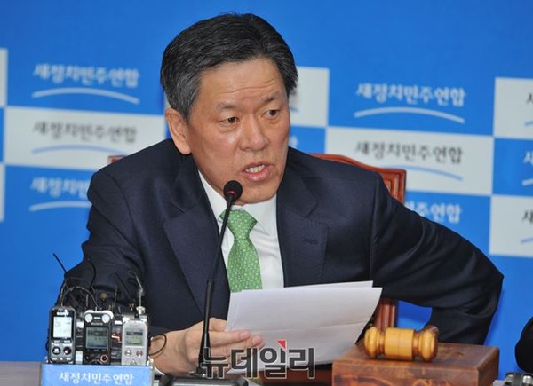 ▲ 새정치민주연합 주승용 최고위원은 김동철 의원이 제안한대로 문재인 대표가 물러나고 대선주자급 비대위를 구성하는 안에 대해 문재인 대표가 현 시점에서 받아들일 가능성이 없다고 전망했다. ⓒ뉴데일리 이종현 기자