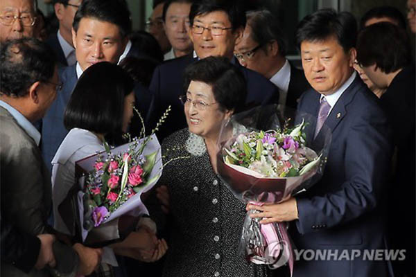 ▲ 8일 정오 김포공항을 통해 귀국한 이희호 씨가 사람들로부터 꽃다발을 받고 있다. ⓒ연합뉴스. 무단전재 및 재배포 금지.