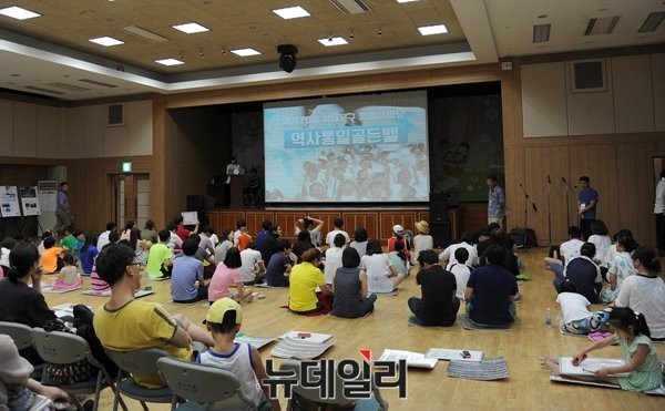 ▲ '광복 70돌 , 6.15 공동선언발표 15돌 민족공동행사 서대문준비위원회'는 8일 오후, 광복 70년과 6.15 공동선언 15년을 기념해 서대문구청 대강당에서 '역사·통일 골든벨'을 개최했다. ⓒ 뉴데일리 정재훈 기자