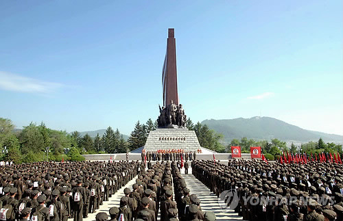 백두산지구 혁명전적지 답사행군 중인 북한 학생들. ⓒ 사진 연합뉴스