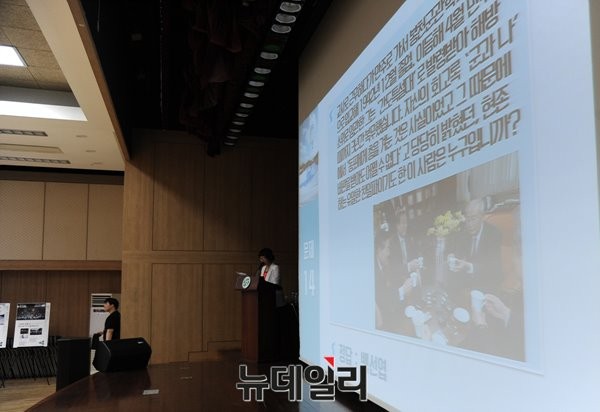 ▲ '광복 70돌 , 6.15 공동선언발표 15돌 민족공동행사 서대문준비위원회'는 8일 오후, 서대문구청 대강당에서 '역사·통일 골든벨'에서 6.25영웅 백선엽 장군을 '현존하는 유일한 친일파'라고 부르며, 백 장군을 존경한다고 말한 김무성 대표를 노골적으로 비난했다. ⓒ 뉴데일리 정재훈 기자