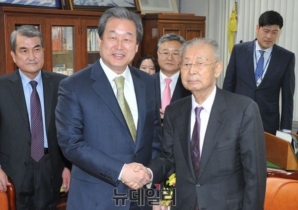 새누리당 김무성 대표는 지난 3월 6일, 용산구 전쟁기념관 군사편찬연구자문위원장실을 찾아 백선엽 장군을 예방했다. 이날 김 대표는 