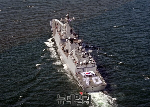 ▲ 해군 순항훈련전단 소속 강감찬함 장병들이 지난 5일 광복 70년과 해군창설 70년을 경축하는 메시지를 전달하고 있다. ⓒ해군