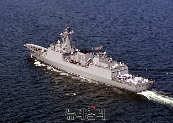 ▲ 해군 순항훈련전단 소속 4,400톤급 구축함 강감찬함은 오는 26일 출항해, 130여일간 15개국 16개항을 방문하는 세계일주에 나선다. ⓒ해군