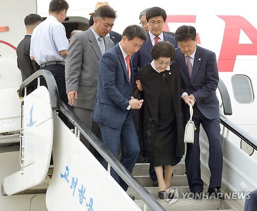 ▲ 평양 공항에 도착한 이희호.(연합뉴스)