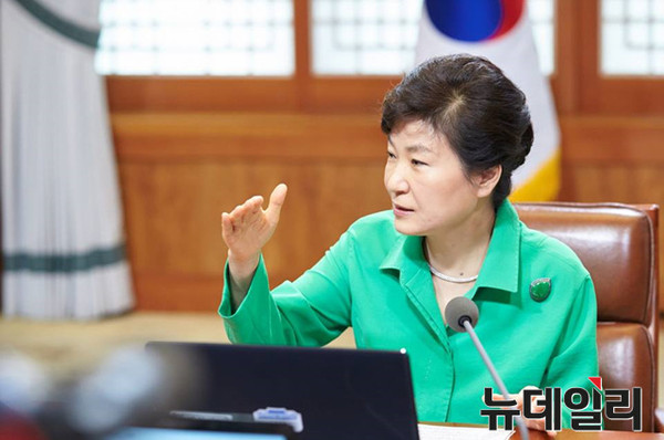 ▲ 10일 청와대에서 수석비서관회의를 주재하고 있는 박근혜 대통령. ⓒ청와대 제공