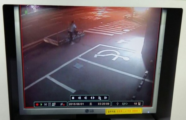 ▲ 범행후 자전거를 타고 도주하는 김모씨가 인근 CCTV에 포착된 모습ⓒ뉴데일리