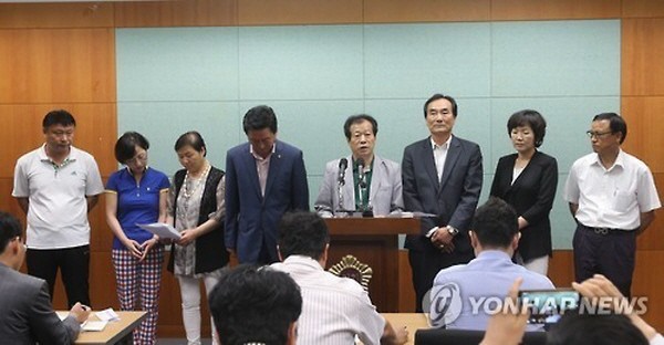 ▲ 새정치민주연합 순창·남원 지역 당원들이 10일 전북도의회에서 집단 탈당을 선언하고 기자회견을 하고 있다. ⓒ연합뉴스 사진DB