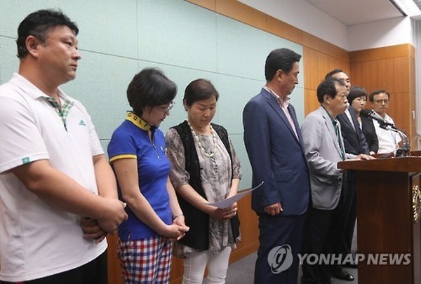 ▲ 새정치민주연합 순창·남원 지역 당원들이 10일 전북도의회에서 집단 탈당을 선언하고 기자회견을 하고 있다. ⓒ연합뉴스 사진DB