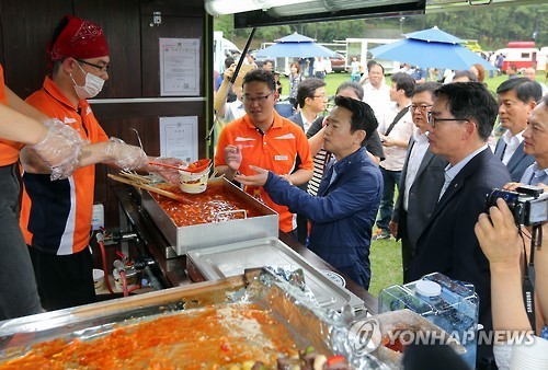 ▲ 남경필 경기도지사가 전통시장을 방문해 상점 주인과 대화를 나누고 있다. ⓒ 연합뉴스 사진