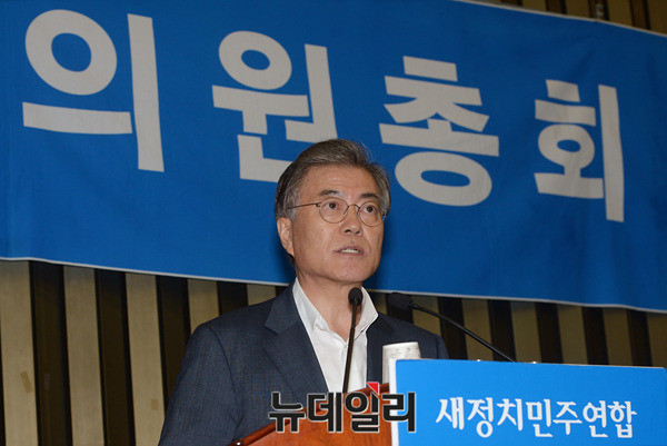 ▲ 새정치민주연합 문재인 대표가 10일 열린 새정치민주연합 공천·선거제도 관련 의원총회에서 모두발언을 하며 권역별 비례대표제의 당론 채택을 당부하고 있다. ⓒ뉴데일리 이종현 기자