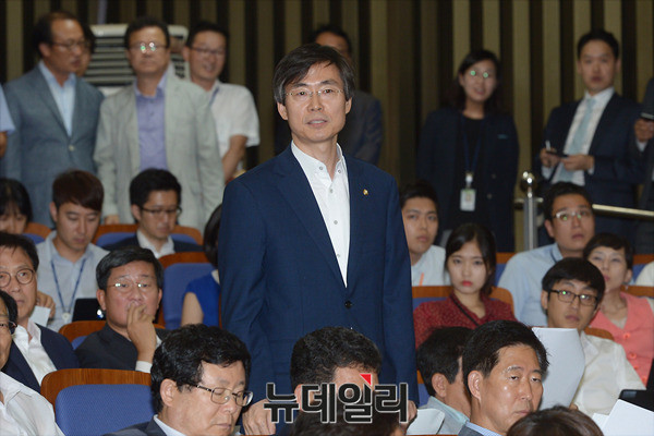 ▲ 새정치민주연합 조경태 의원이 10일 열린 새정치민주연합 공천·선거제도 관련 의원총회에서 당 지도부가 권역별 비례대표제의 당론 채택을 밀어붙이려는 것에 대해 항의하고 있다. ⓒ뉴데일리 이종현 기자