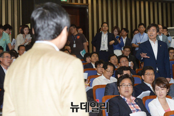 ▲ 새정치민주연합 이종걸 원내대표가 10일 의원총회에서 독일식 연동형 권역별 비례대표제의 관철이 중요하다는 취지의 모두발언을 마치자, 같은 당의 조경태 의원이 자리에서 일어나 열린 의견 수렴이 아닌 당론 채택을 밀어붙이려는 듯한 모습에 이의를 제기하고 있다. ⓒ뉴데일리 이종현 기자