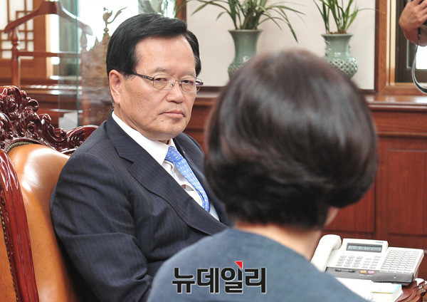 ▲ 정의화 국회의장이 10일 서울 여의도 국회 의장실에서 새정치민주연합 여성의원들을 면담하고 있다. ⓒ뉴데일리 이종현 기자