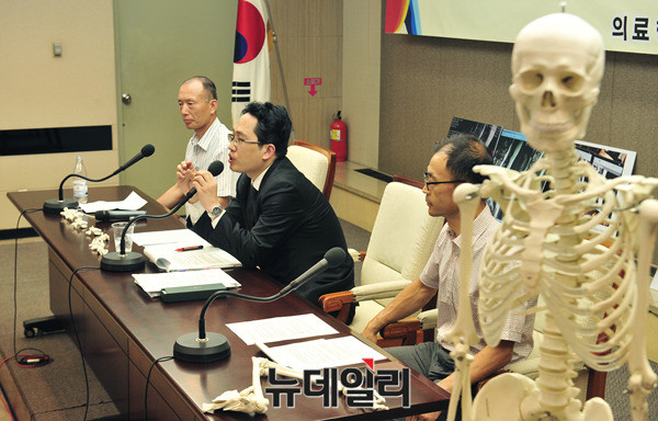 ▲ 의료혁신투쟁위원회(공동대표 최대집)는 10일 서울프레스센터에서 기자회견을 열고 박주신씨 명의의 엑스레이 및 MRI 영상자료에 대한 의학적 소견을 발표했다. 최대집 공동대표(사진 가운데)가 입장을 밝히고 있다. ⓒ 뉴데일리 이종현 기자