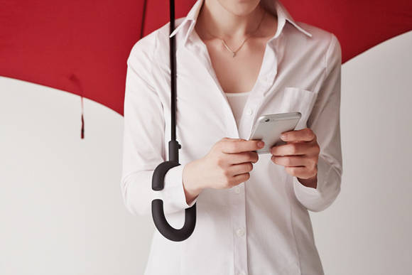 ▲ KT는 우산 손잡이를 휴대전화를 이용하기 편리하도록 디자인해 레드닷 디자인어워드 대상을 2개 받았다고 밝혔다.ⓒKT