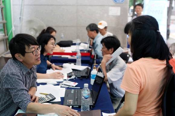 ▲ SH공사 주거복지 전문상담사들이 임대주택 현장에서 주거급여 개편사항에 대해 설명하고 있다.ⓒSH공사