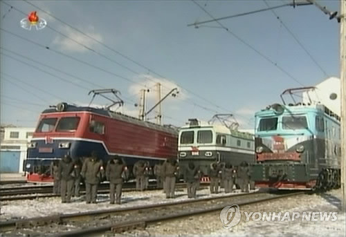 ▲ 김정일 사망날 기념 묵념하는 북한 기차들.