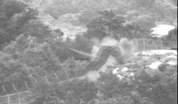 ▲ 북한군이 한국군의 DMZ 수색경로에 매설한, 두 번째 목함지뢰가 터지는 장면. ⓒ당시 주변 TOD 감시영상 캡쳐-국방부 제공