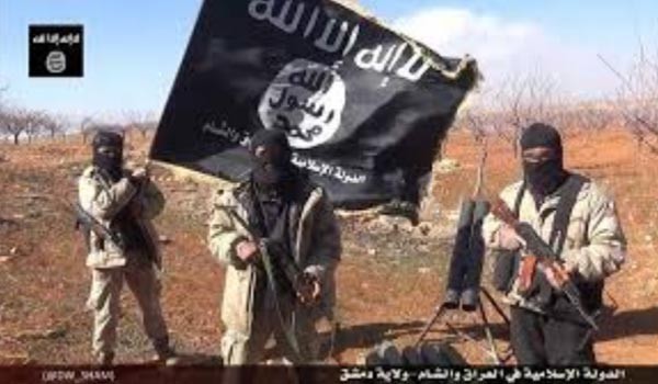 ▲ 레바논 북부를 공격한 뒤 승리를 선언하는 테러조직 ISIS. ⓒISIS 선전영상 캡쳐