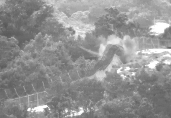 ▲ 북한군이 한국군의 DMZ 수색경로에 매설한, 두 번째 목함지뢰가 터지는 장면. ⓒ당시 주변 TOD 감시영상 캡쳐-국방부 제공