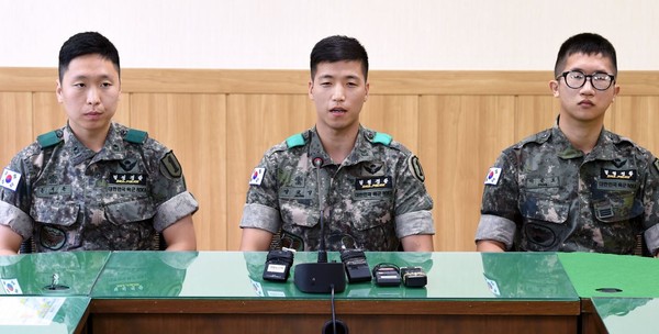 ▲ 지난 4일 발생한 북한의 서부전선 비무장지대(DMZ) 지뢰도발 사건 당시 작전에 참가했던 수색대원인 문시준 소위(24), 정교성 중사(27), 박준호 상병(21)(왼쪽부터)이 11일 오전 경기도 고양시 국군고양병원에서 열린 언론 인터뷰에서 당시 상황을 설명하고 있다.ⓒ국방부