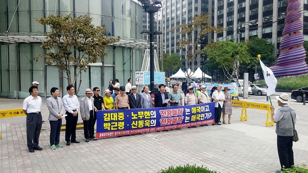 ▲ 11일, 올인코리아(대표 조영환)을 비롯한 10여개 애국단체 소속 회원들은 서울 광화문 동아일보(채널A) 앞에서 기자회견을 열고, 종편 방송의 진행자들과 패널들이 박근령씨의 '천왕폐하' 발언에 인민재판식 비난을 가하고 있다고 비판했다. ⓒ 뉴데일리DB