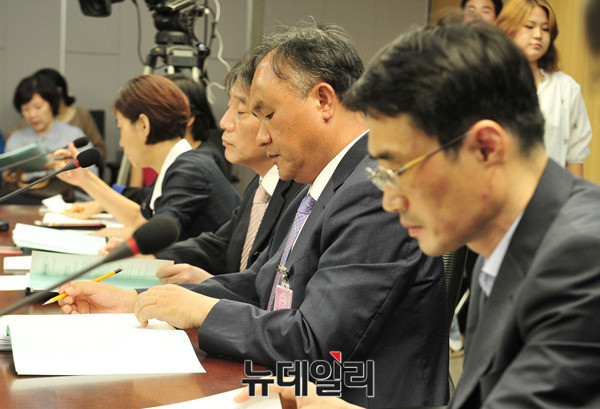 ▲ 11일 선거구획정위원회가 주최한 공청회에 출석한 진술인들이 발언을 준비하고 있다. 사진 왼쪽부터 서복경 서강대 연구원, 김창균 선거제도개혁 국민자문위원, 김종철 새서울 대표변호사, 김종갑 입법조사처 조사관. ⓒ뉴데일리 이종현 기자