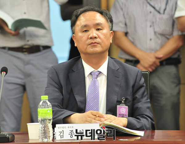 ▲ 김종철 새서울 대표변호사가 11일 열린 선거구획정위 주최 공청회에서 발언을 준비하고 있다. 이날 김종철 변호사는 의원 정수를 300명으로 유지한다면, 지역구를 270석까지 늘리고 비례대표를 30석까지 줄여 선거구의 인구 상한을 24만 명, 하한을 12만 명으로 해 농어촌 지역구를 가급적 통폐합되지 않도록 해야 한다는 국민 정서를 전달했다. ⓒ뉴데일리 이종현 기자