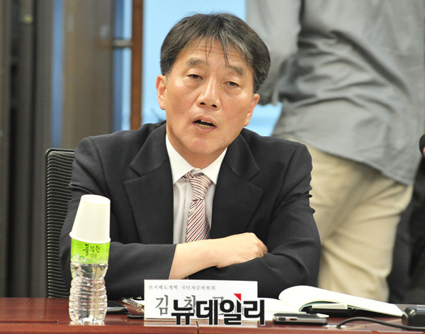 ▲ 김창균 선거제도개혁 국민자문위원이 11일 열린 선거구획정위 주최 공청회에서 발언을 준비하고 있다. 이날 김창균 위원은 현재의 비례대표 선출과 관련된 정치 현실을 볼 때, 양심상 도저히 비례대표를 늘리자고 할 수 없다고 토로했다. ⓒ뉴데일리 이종현 기자