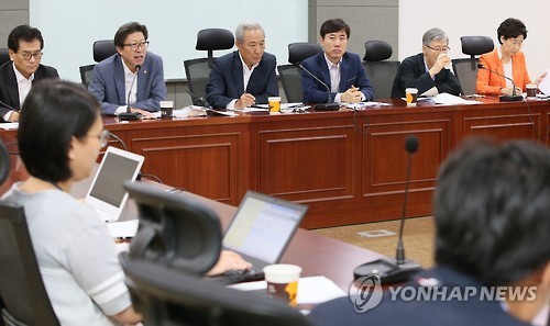 ▲ 박형준 국회 사무총장이 11일 국회 의원회관에서 새누리당 아침소리 모임의 '권역별 비례대표 토론회'에서 선거제도개혁 국민자문위에서 국회의장에게 보고한 개선안에 대해 설명하고 있다. 왼쪽 부터 함진규 의원, 박 총장, 김종훈, 하태경, 여상규, 황인자 의원.ⓒ연합뉴스