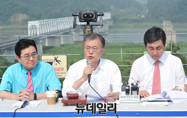 ▲ 새정치민주연합 문재인 대표가 12일 경기 파주 임진각 전망대에서 열린 현장최고위원회의에서 자유의 다리를 등진 채 모두발언을 하고 있다. ⓒ파주=뉴데일리 이종현 기자