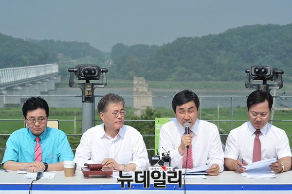 ▲ 새정치민주연합 이종걸 원내대표가 12일 경기 파주 임진각 전망대에서 열린 현장최고위원회의에서 자유의 다리를 등진 채 모두발언을 하고 있다. ⓒ파주=뉴데일리 이종현 기자