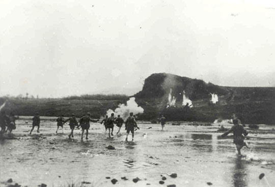 ▲ 1951년 5월 16일 사전 포격과 함께 중공군은 소양강을 넘어 동부전선의 한국군을 공격했다. 소양강을 건너는 당시 중공군 병력으로 추정되는 사진. ⓒ조선일보 DB