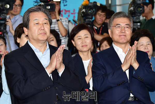 ▲ 새누리당 김무성 대표최고위원과 새정치민주연합 문재인 대표가 12일 대한민국 역사박물관에서 진행된 '독립을 향한 여성 영웅들의 행진' 행사에 참석했다. ⓒ뉴데일리 이종현 기자