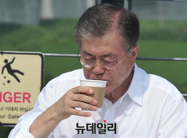 ▲ 새정치민주연합 문재인 대표가 12일 경기도 파주 임진각에서 열린 현장최고위원회의에서 물을 마시고 있다. 문재인 대표는 이날 현장최고위원회의 직후 오찬 기자간담회를 열었다. ⓒ뉴데일리 이종현 기자