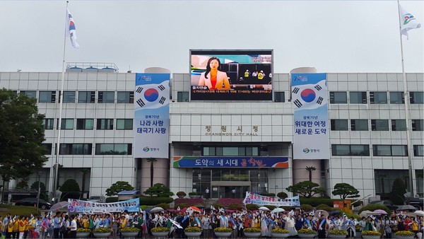 ▲ 12일 시청사 앞에 모여 광복절 태극기달기 캠페인을 전개중인 시민들 모습 ⓒ뉴데일리